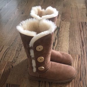 UGG Women’s Bailey Button Triplet II in Chestnut
